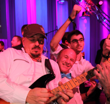 Der Sänger und Gitarrist Gitman spielt live auf einer großen Party in Berlin