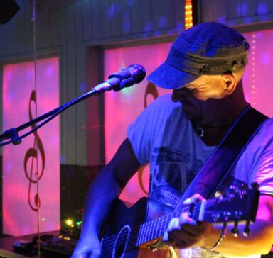Gitman Livemusiker spielt unplugged Geburtstagsparty in Bremen